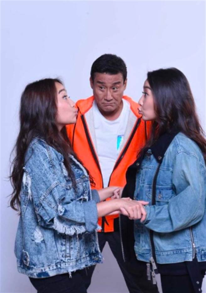 梁家辉两个女儿做出亲吻的姿势，嘟嘴的模样十分可爱（图／截取自微博）