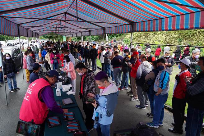 南投竹山紫南宫今年因为疫情关系，取消初一发钱母活动，目前唯一能取得钱母的方式就是到紫南宫捐血，捐500cc就能拿到金银钱母，初四紫南宫捐血首日，吸引大批人潮排队。(吴建辉摄)