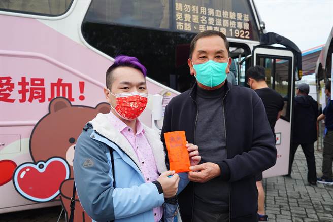 抢到头香是来自台北的邱先生(左)，凌晨3点就从台北开车南下，5点左右抵达紫南宫，随后到土地公参拜完后，就来排队。(吴建辉摄)