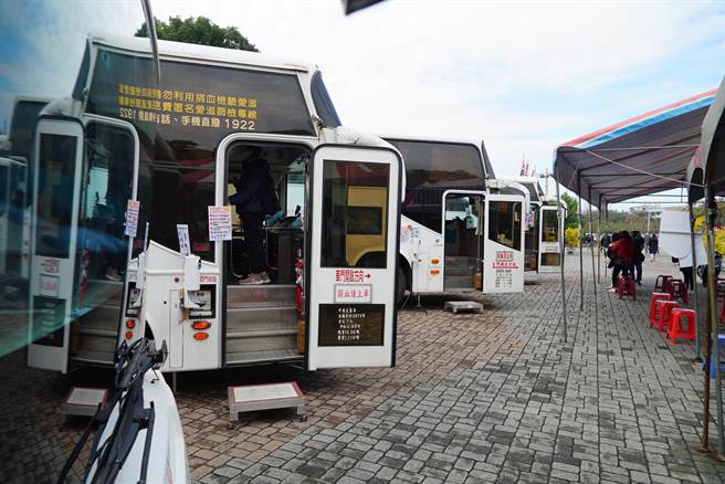 台中捐血中心为应付大批捐血民眾，共派了4辆捐血车，来消化所有捐血民眾。(吴建辉摄)