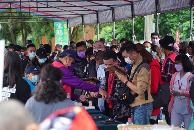 紫南宫初四举办捐血活动，水濂广场一早挤满民眾，从全台各地涌入紫南宫，都是为了捐血拿钱母。(吴建辉摄)