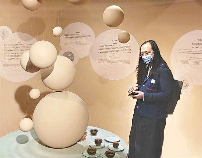 新北市坪林茶業博物館近期推出全新「津甘馧」特展，開展首周行政院政務委員唐鳳即前往參觀。（文化局提供）