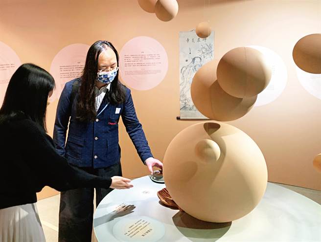 新北市坪林茶業博物館近期推出全新「津甘馧」特展，開展首周行政院政務委員唐鳳即前往參觀。（文化局提供）