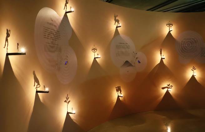 「津甘馧」特展利用光影呈現神秘的茶神話圖騰。（文化局提供）