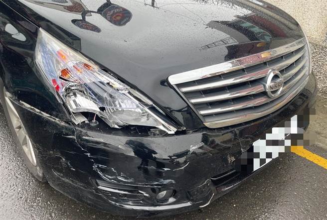 蘇嫌逃逸過程中，疑太過緊張而撞到路過的73歲謝姓婦人，全案造成2人無辜受傷幸無生命危險。（警方提供／林雅惠高雄傳真）