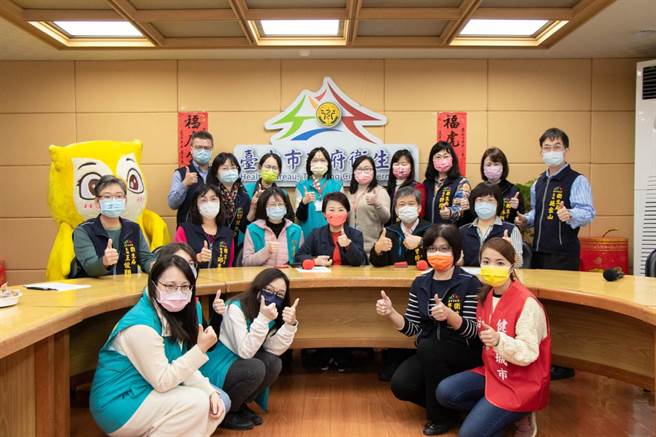 台中市长卢秀燕4日到卫生局慰劳春节假期辛苦执勤防疫的卫政人员。（冯惠宜摄）