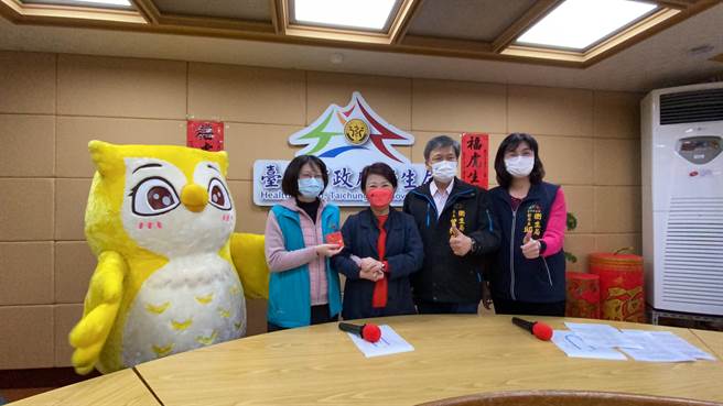 台中市卫生局疾管科技士林嘉轩（右一）刚结婚两个礼拜，也参与春节连假值班。（冯惠宜摄）