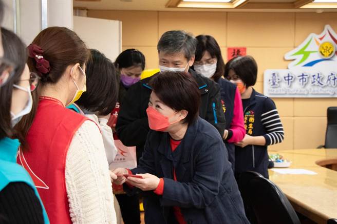 台中市长卢秀燕4日到卫生局慰劳春节假期辛苦执勤防疫的卫政人员，并发放小红包感谢他们守护城市安全。（冯惠宜摄）