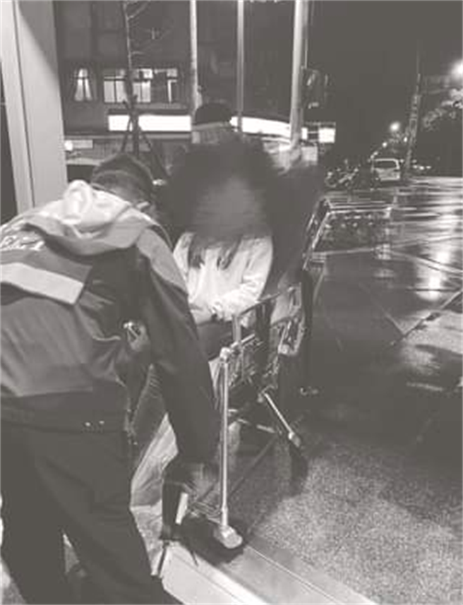 国中女学生长期遭家暴，送往医院急诊验伤。（摘自爆料公社）