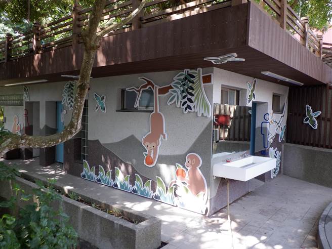 風動石公園公廁外觀-裝飾大坑地區的獼猴、橘子及筍子等在地產物。（台中市政府提供）