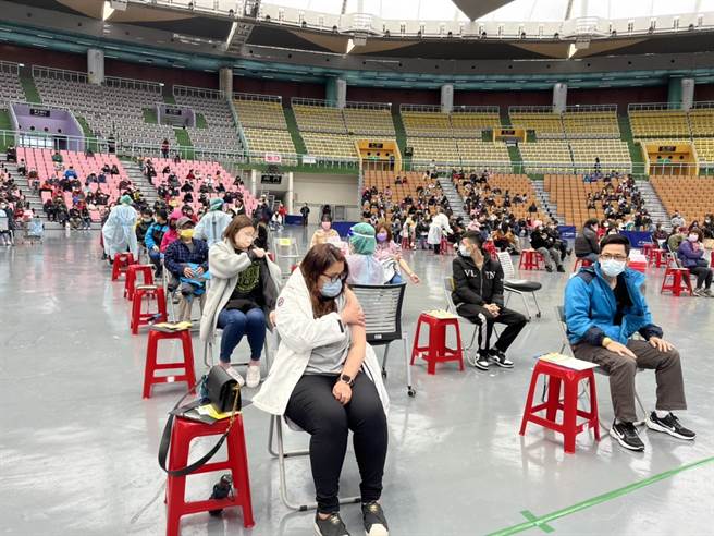 桃園今、明2天於巨蛋體育館、中壢榮民服務處進行年後首波BNT、高端疫苗隨到隨打疫苗接種站。（陳夢茹攝）