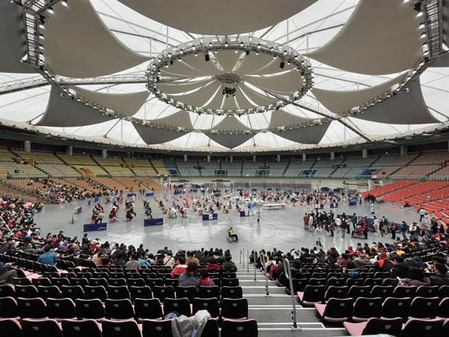 巨蛋體育館原預估要打1200人，不過民眾來的非常多，為此已有補充疫苗，接種人數突破2000人。（陳夢茹攝）