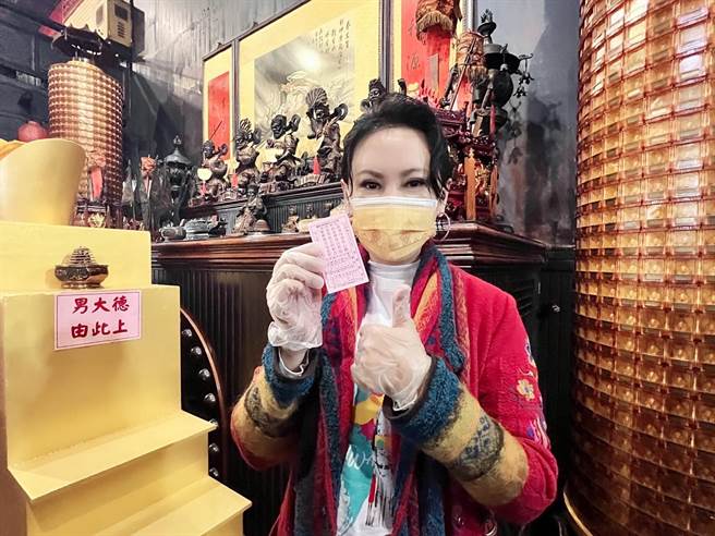陈亚兰大年初四求得好籤。（欣湉国际提供）