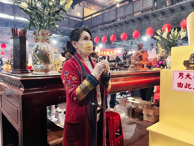 陈亚兰金山财神庙参拜。（欣湉国际提供）