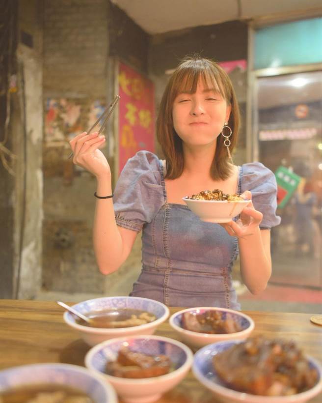 魏蔓鼓起塞满美食的圆脸蛋满是幸福表情（图／截取自IG@weiman_the_real_one）