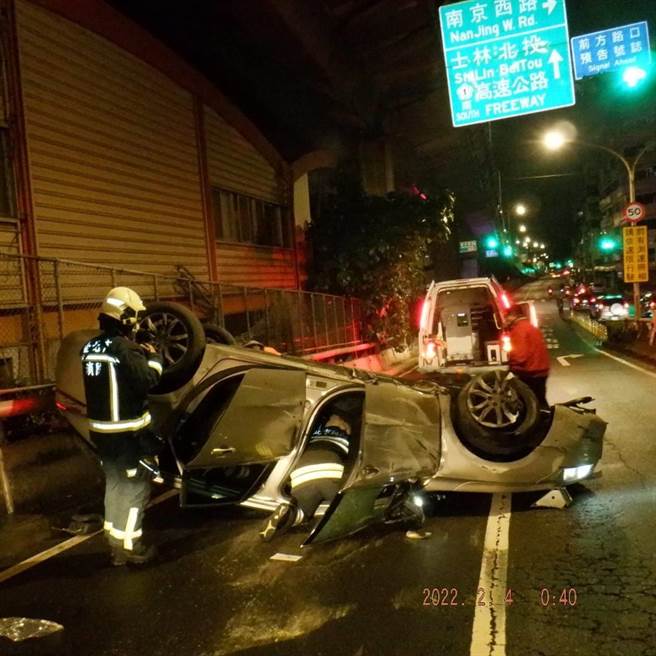 北市环河快速道路4日凌晨12点多发生一起翻车意外。（图／民眾提供）