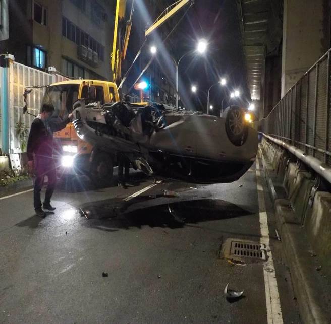 吴姓男子疑似车速过快加上天雨路滑，擦撞护栏后翻车。（图／民眾提供）