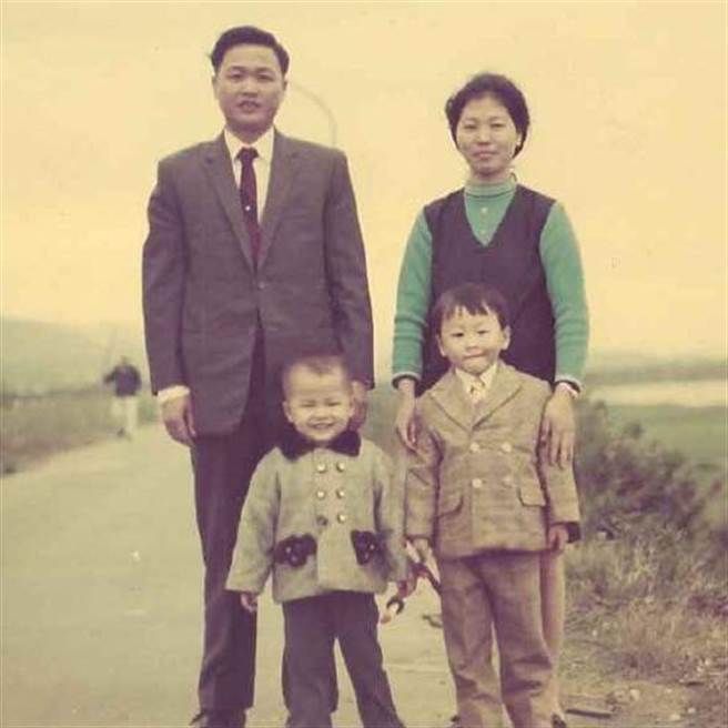 国民党台北市议员罗智强一家合影。（图／取自罗智强脸书）