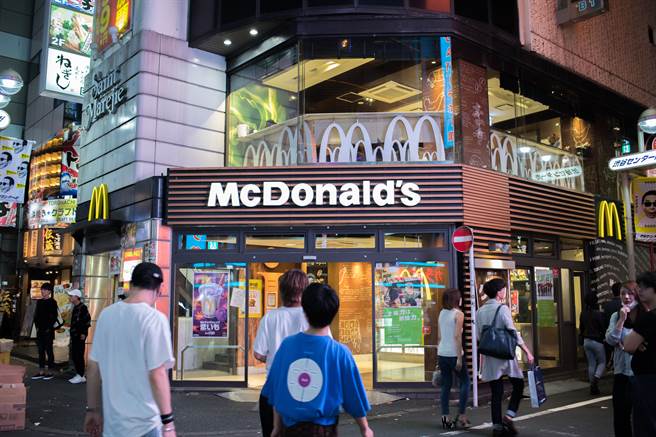 日本麦当劳今天宣布，已安排好新的物流通路，本月7日上午10时30分起恢復贩售所有尺寸的薯条。(图／shutterstock)