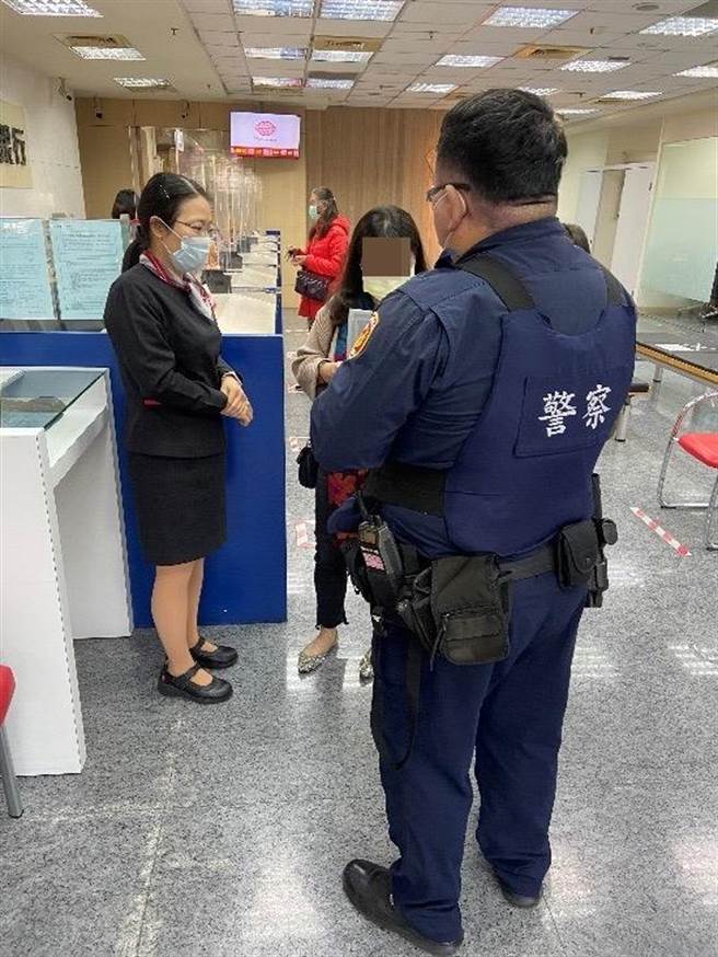 警方在银行劝说母女俩，不明的投资管道都暗藏假投资真诈骗的手法。（翻摄照片／石秀华高雄传真）