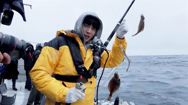 南柱赫献出海钓初体验。东森提供