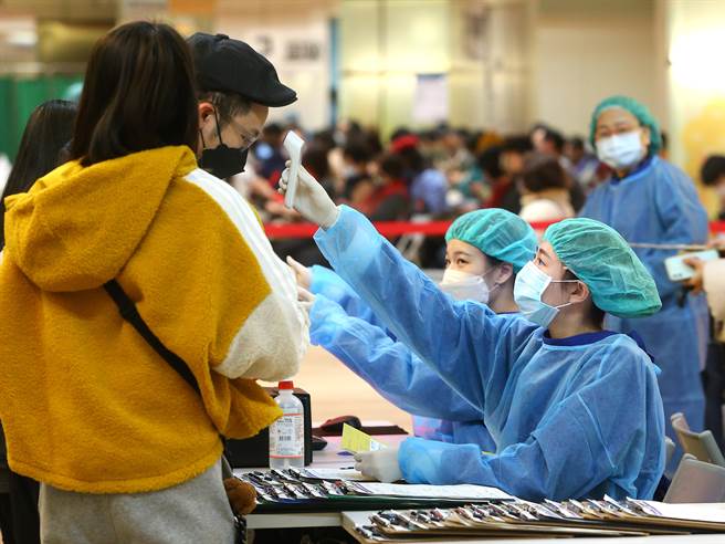 春節後防疫措施會鬆綁，陳時中表示將維持二級警戒。圖為民眾趁年假空檔打疫苗的畫面。（粘耿豪攝）