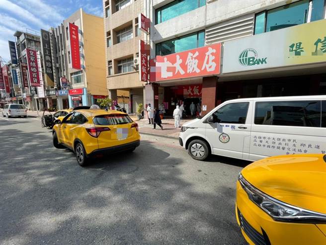 高雄某防疫旅馆惊爆内部感染，同楼层疑似数人确诊，全栋紧急清空消毒。（民眾提供／袁庭尧高雄传真）