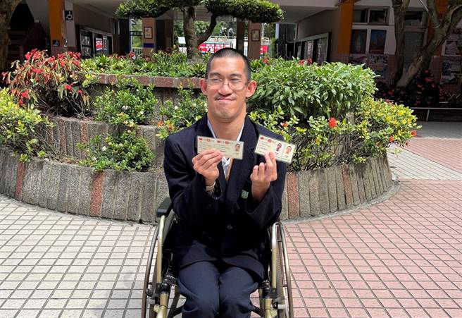 庄敬高职许仲毅同学参加新北证能合一计画，考取多张专业证照。（教育局提供）