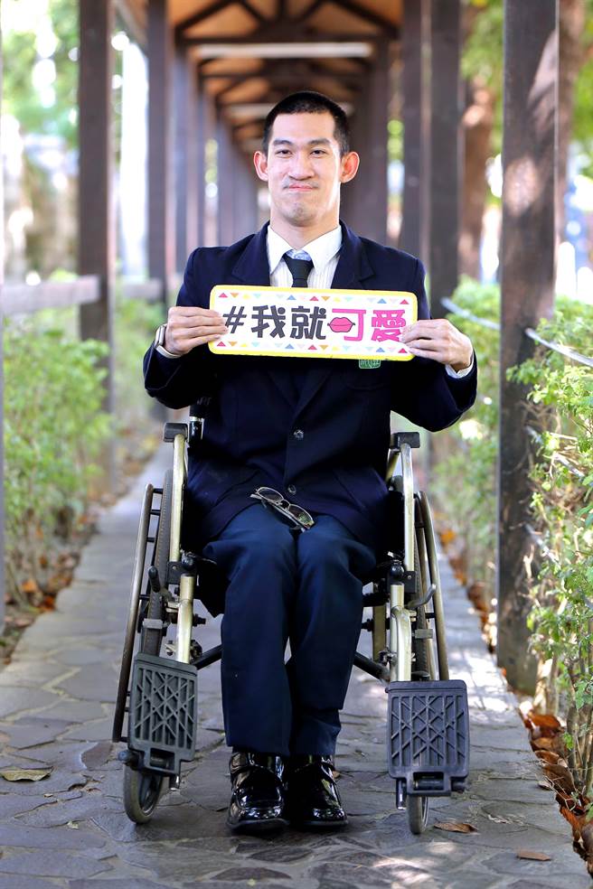 许仲毅同学从庄敬高职毕业后顺利于职场贡献所学。（教育局提供）