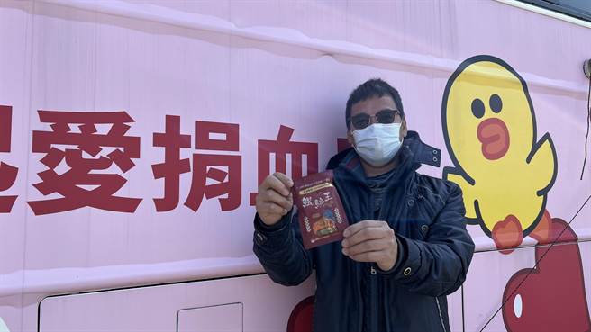 台南捐血中心初四到南鯤鯓代天府辦捐血活動，廟方也贊助於平安鹽祭加持後的日曬海鹽。（張毓翎攝）