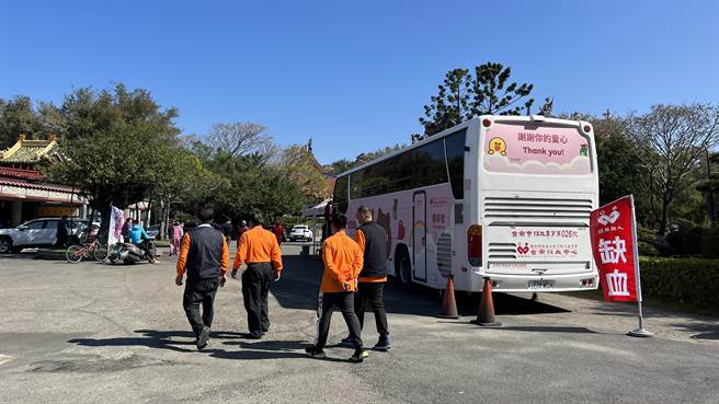 台南捐血中心已連續7年與南鯤鯓代天府合作在春節期間辦捐血活動，今年捐血點設在萬善爺堂前。（張毓翎攝）