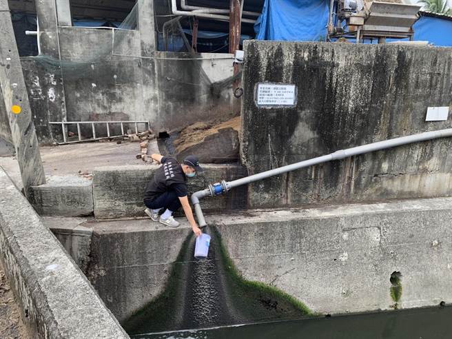 新春期间，屏东环保局不打烊，连假7天以来共查获24家违规业者，待检验报告出炉后，共计开罚64万800元起跳。（屏东环保局提供／谢佳潾屏东传真）