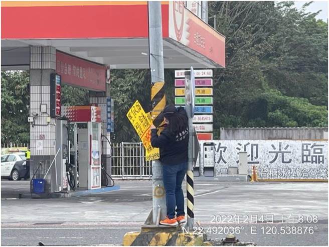 新春期间，屏东环保局不打烊，连假7天以来共查获24家违规业者，待检验报告出炉后，共计开罚64万800元起跳。（屏东环保局提供／谢佳潾屏东传真）