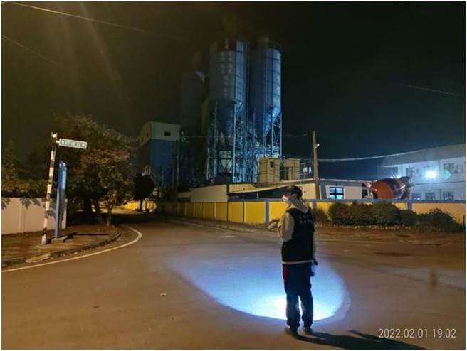 新春期间，屏东环保局不打烊，连假7天以来共查获24家违规业者，待检验报告出炉后，共计开罚64万800元起跳。（屏东环保局提供／谢佳潾屏东传真）