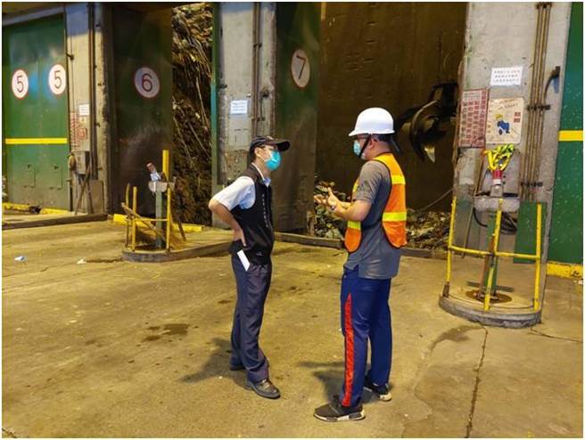 新春期间，屏东环保局不打烊，连假7天以来共查获24家违规业者，待检验报告出炉后，共计开罚64万800元起跳。（屏东环保局提供／谢佳潾屏东传真）