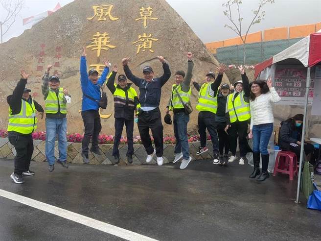 雲林縣府今年在草嶺村開闢2個停車場，因應櫻花季的大量車流，自小年夜開始交通管制，縣府工務處5個科、70多名員工總動員輪流上山與警方一同管控。（雲林縣府工務處提供）
