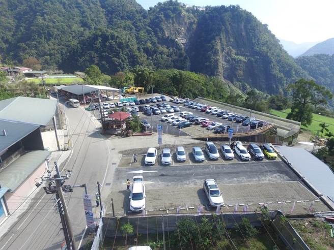雲林縣府今年在草嶺村開闢2個停車場，因應櫻花季的大量車流，自小年夜開始交通管制，縣府工務處5個科、70多名員工總動員輪流上山與警方一同管控。（雲林縣府工務處提供）