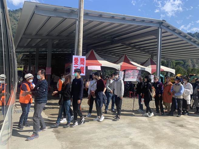 二號停車場旁遊客搭接駁車情形。（雲林縣府工務處提供）
