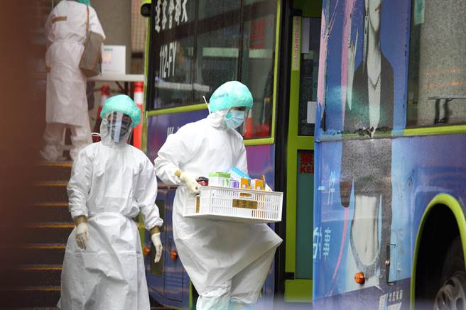 台北市松山区幼儿园群聚案扩大，4日新增2例本土确诊个案，案19097是一名妈妈照顾在居家隔离的小孩案19091，因为妈妈身体不适，2人一起送医採检确诊。图为採筛检服务专车。（资料照，张铠乙摄）