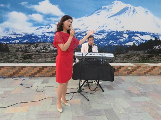 嘉义市明日之星歌艺发展协会创会理事长伍珈慧抽中大年初四热门表演场地，号召其他街头艺人共襄盛举并将打赏金捐做公益。（嘉义家扶中心提供／张亦惠嘉市传真）