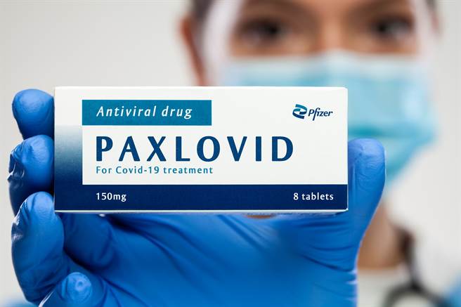 Omicron疫情來勢洶洶之際，新加坡批准使用輝瑞大藥廠（Pfizer）的COVID-19抗病毒口服藥物Paxlovid。(示意圖／shutterstock)
