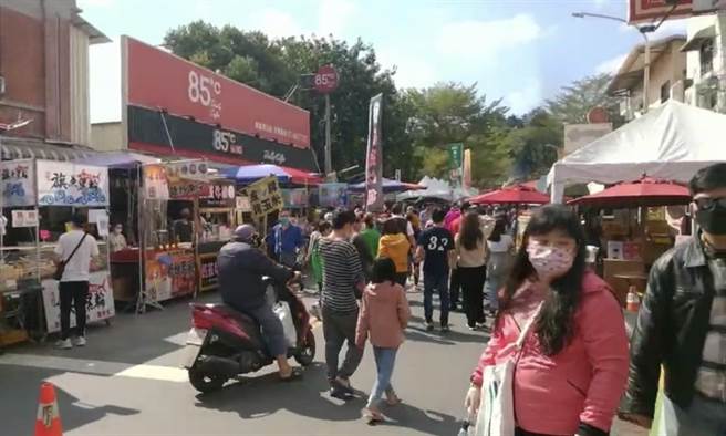 每年農曆春節總是人山人海的高雄著名景點旗山老街，今年受到本土疫情連環爆影響，人潮減少將近一半，許多攤商及店家感受買氣差，業績明顯下滑。（林雅惠攝）