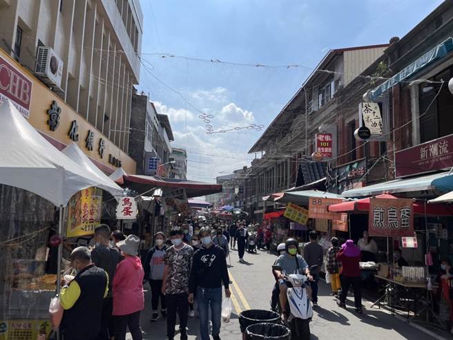 每年農曆春節總是人山人海的高雄著名景點旗山老街，今年受到本土疫情連環爆影響，人潮減少將近一半，許多攤商及店家感受買氣差，業績明顯下滑。（林雅惠攝）