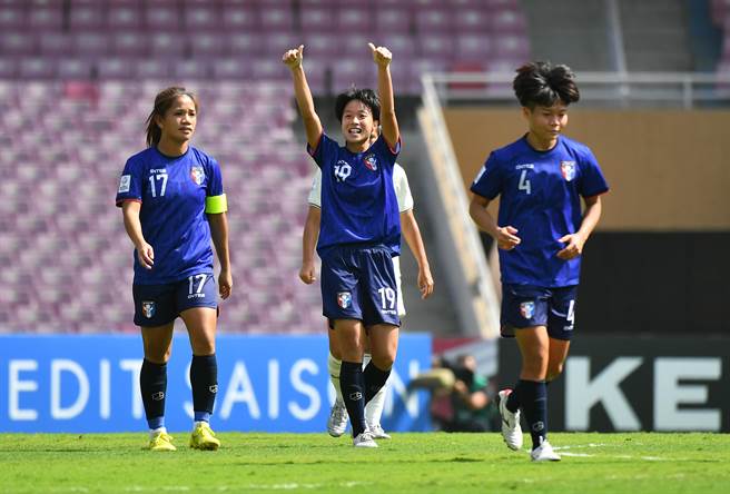 中華女足前鋒蘇育萱（中）率先攻破泰國大門後，興奮的高舉雙手慶祝。（中華足協提供）