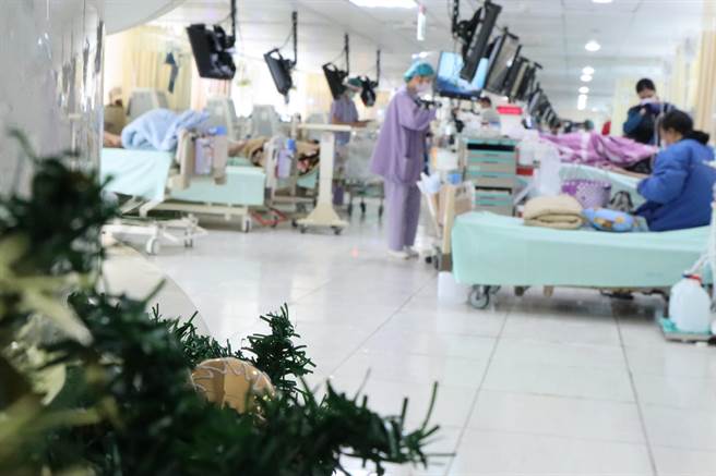 台湾约有9万多名血液透析洗肾病患，部立桃园医院透析室护理长连丽芬提醒，春节期间有许多聚餐，洗肾病患须留意高磷、高钾、高钠的人工制零食。（桃园医院提供／陈梦茹桃园传真）