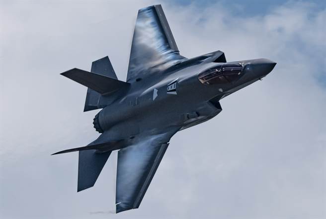 美國空軍F-35A戰機因機載惰性氣體生成系統（OBIGGS）出問題，被限制距離雷雨或閃電不得少於25海里。（美國空軍）