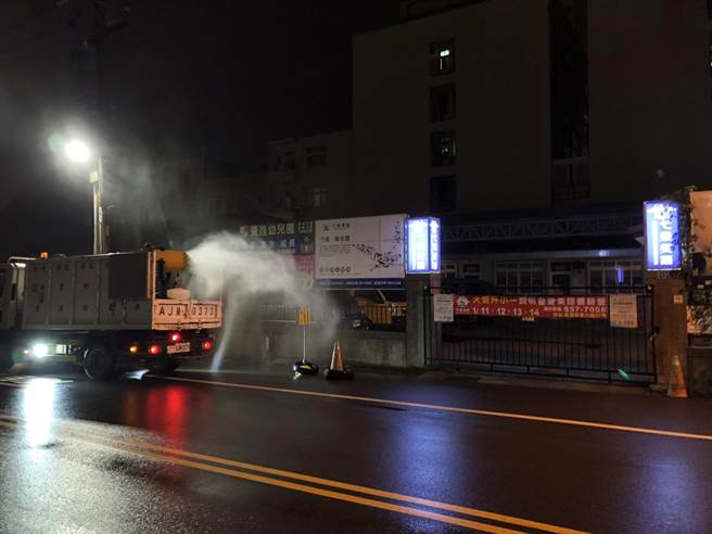 新竹县政府消毒确诊者曾经到访的足迹，并匡列相关接触者。（县府提供／庄旻静新竹传真）