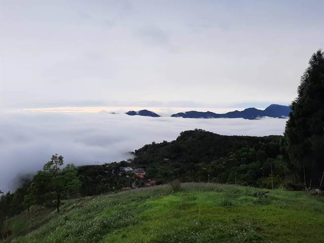 每逢早上或傍晚时分，还有机会看到白色云海的景观。（许鸿文提供／张毓翎台南传真）