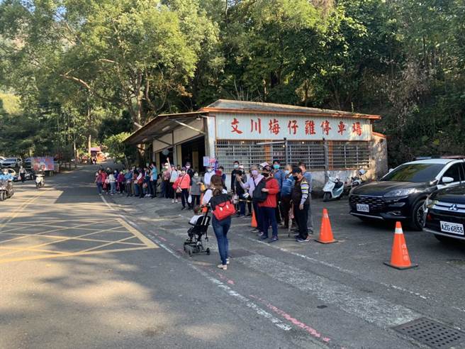 春节连假期间，台南市政府规画接驳措施供前往梅岭旅游的民眾使用，图为接驳站的终点。（玉井警分局提供／张毓翎台南传真）