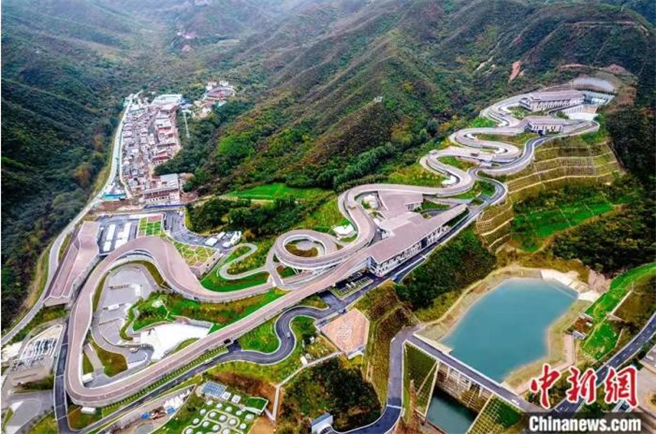 北京市延庆区张山营镇西大庄科村，2022北京冬奥会冬残奥会延庆冬奥村附近的国家雪车雪橇中心「雪游龙」。(无人机照片)（中新社图）

